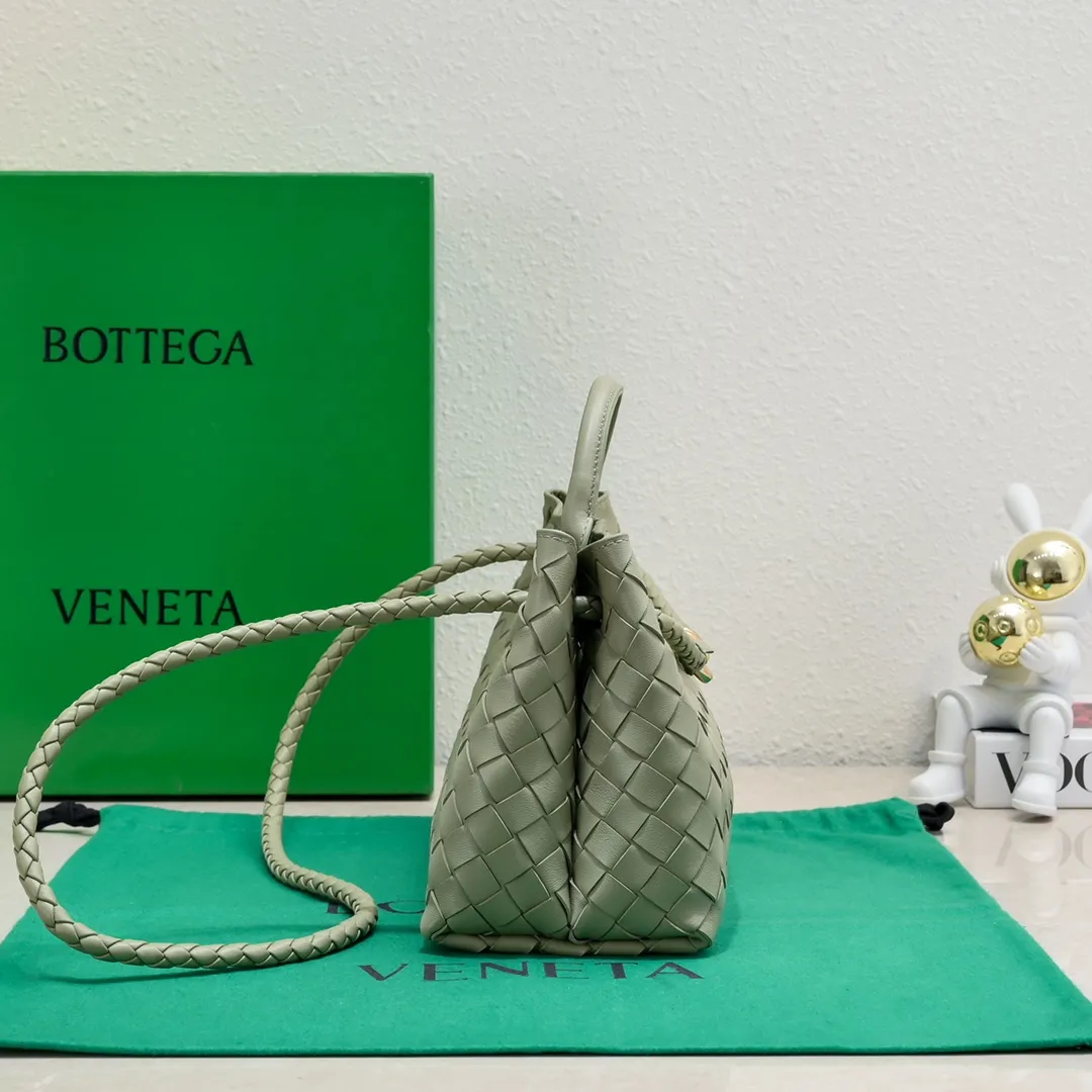 Batch 1960 #Bottega Veneta new horizontal Andiamo handbag, many stars have the same style 🎈 Classic full-body leather weaving with golden rope buckle, stable and chic enough [proud] The whole body is made of Nappa sheep leather, comfortable, soft and dynamic. The sliding metal rope buckle can adjust the shoulder strap, single shoulder / handbag / crossbody, multiple carrying methods, large bag capacity, suitable for commuting / daily / travel This bag is divided into small/medium/large sizes. There is always one that suits you, so take me with you🎀🎀 Size: 29x18x10 Model: 6463#